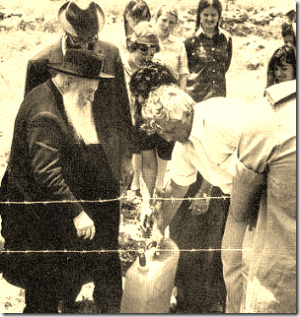 Rabbi Zvi Yehuda Kook and then Minister of Agriculture Ariel Sharon placing the cornerstone for the Elon Moreh settlment, late seventies